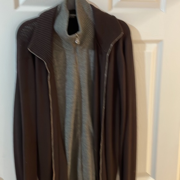 Dolce & Gabbanna beautiful sweater. - Picture 2 of 4